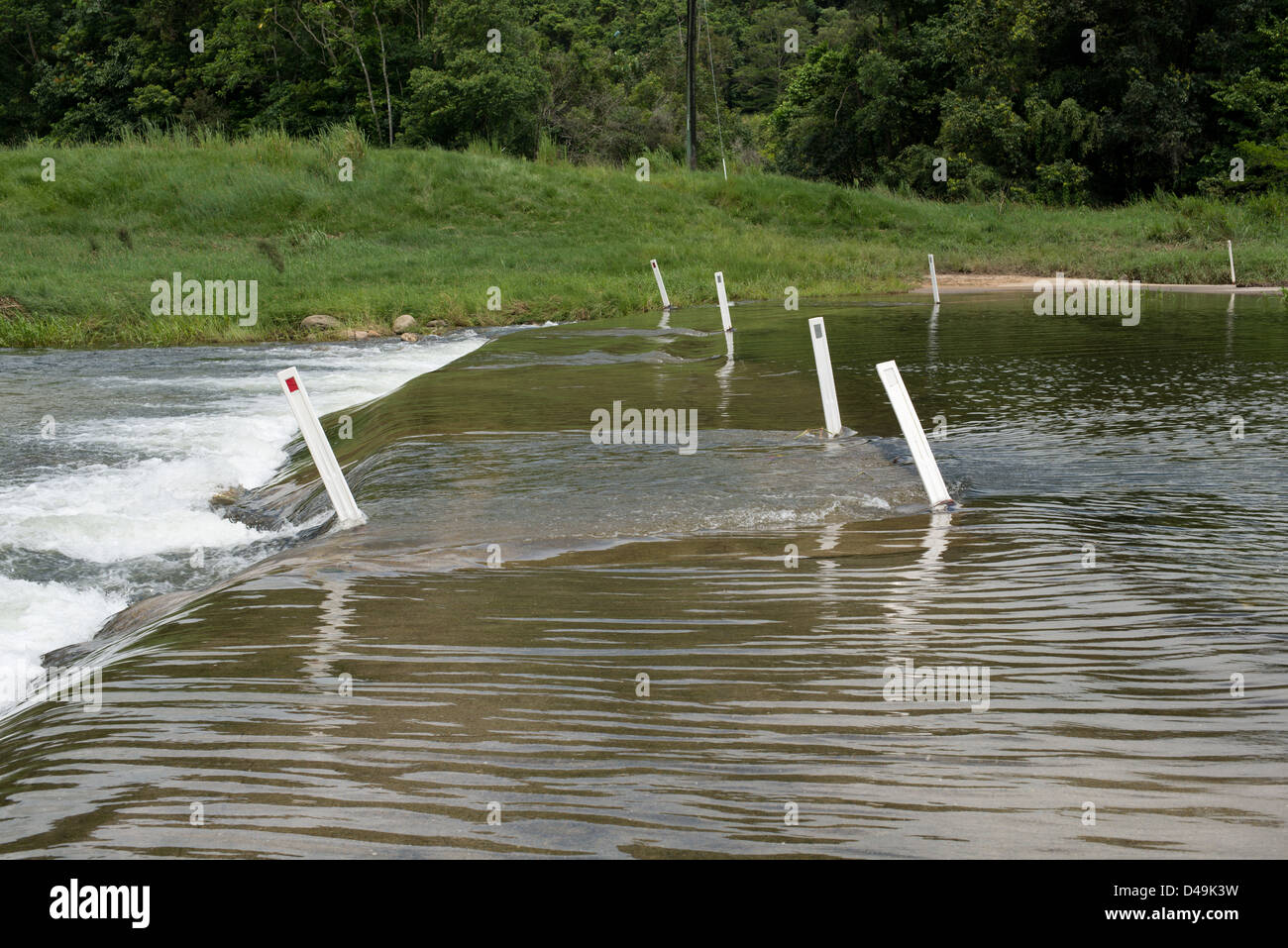Inondati Causeway nell'area di Daintree, estremo Nord Queensland, Australia Foto Stock