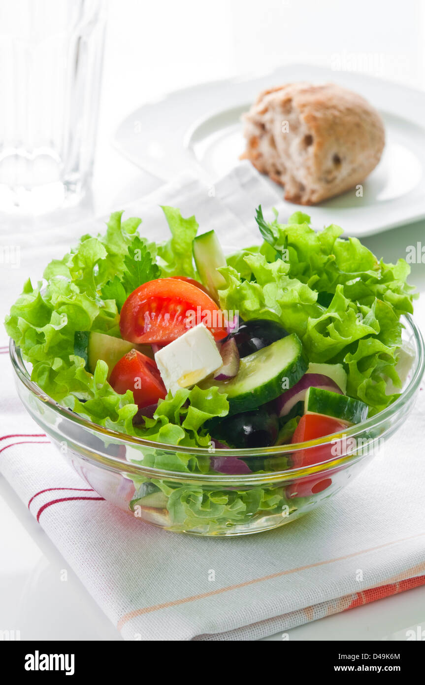 Primo piano di insalata greca con formaggio feta, pomodorini e lattuga Foto Stock