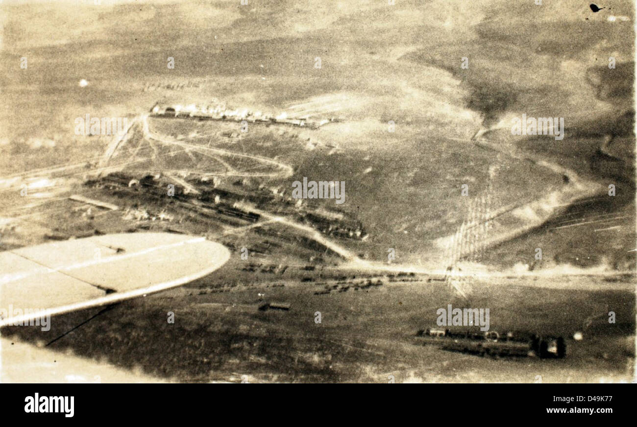 Fotografia aerea del R.A.F. Amman e del distretto circostante, scattata durante le operazioni militari britanniche in Palestina. L'immagine mostra le posizioni e l'infrastruttura chiave nella regione da una vista a volo d'uccello. Foto Stock Fotografia aerea del R.A.F. Amman e del distretto circostante, scattata durante le operazioni militari britanniche in Palestina. L'immagine mostra le posizioni e l'infrastruttura chiave nella regione da una vista a volo d'uccello. Foto Stock