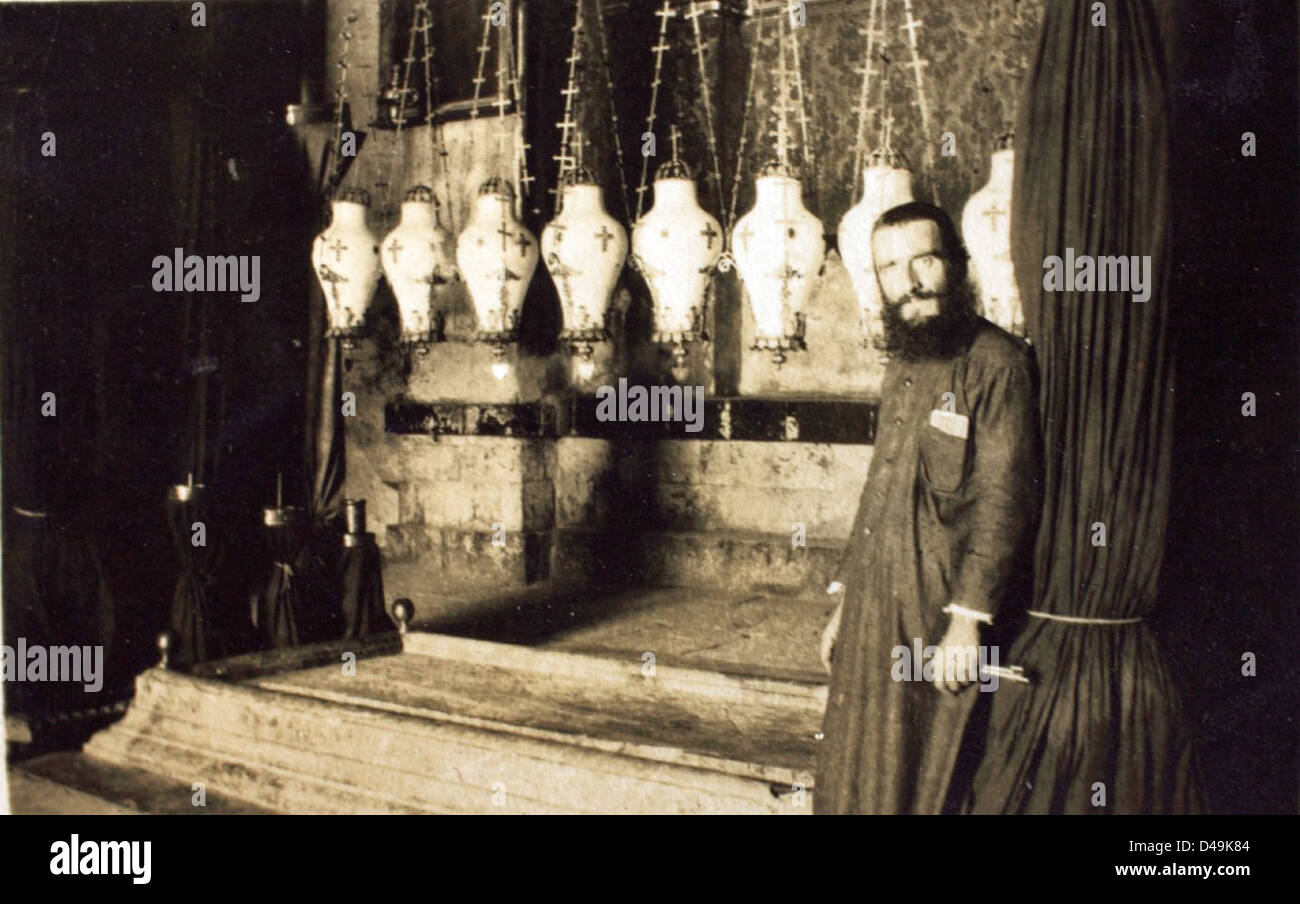 La fotografia di Edwin Newman cattura l'ingresso al Santo Sepolcro in Iraq, mostrando il significato storico e religioso del sito durante il suo periodo sotto la protezione della Royal Air Force. Foto Stock