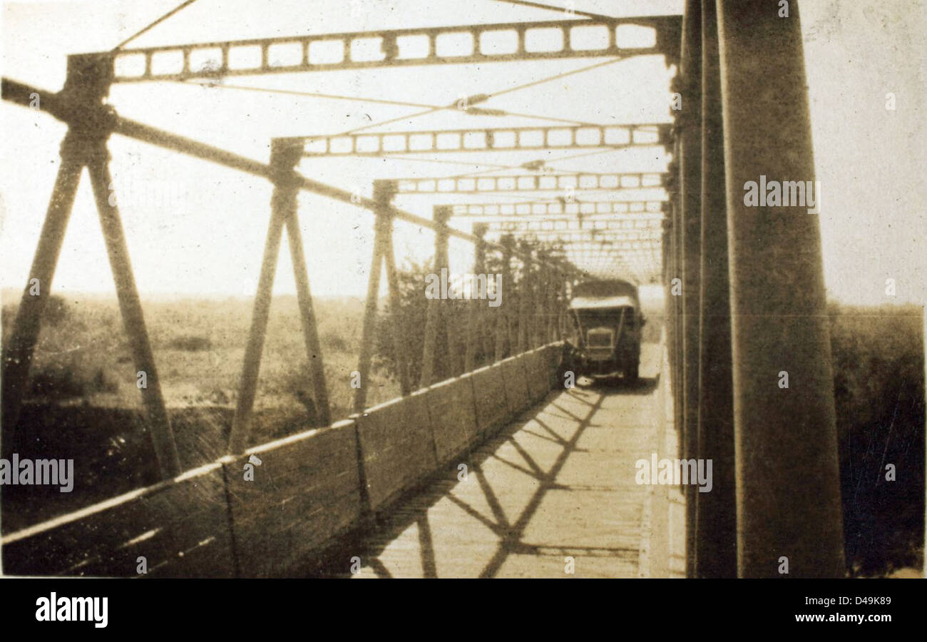 Un camion della Royal Air Force attraversa un ponte in Iraq, catturato dal fotografo Edwin Newman. Questa immagine riflette la logistica e le operazioni della RAF in Medio Oriente durante la loro missione di sostegno alle operazioni militari nella regione. Foto Stock