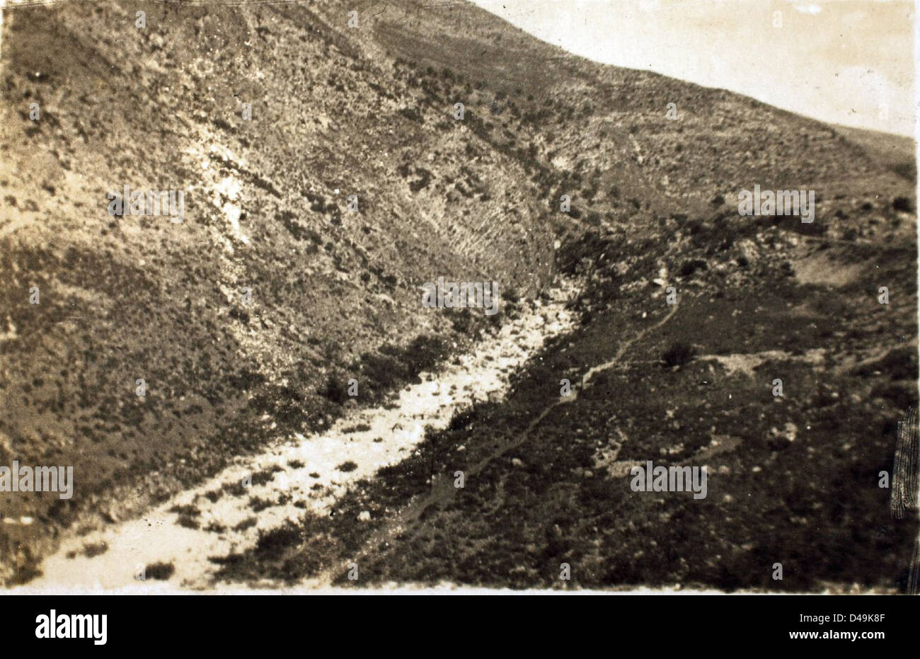 Questa fotografia di Edwin Newman mostra una scena dall'Iraq, con un membro della Royal Air Force (RAF) durante il loro dispiegamento in Medio Oriente. Fornisce uno sguardo sulla vita militare nella regione. Foto Stock