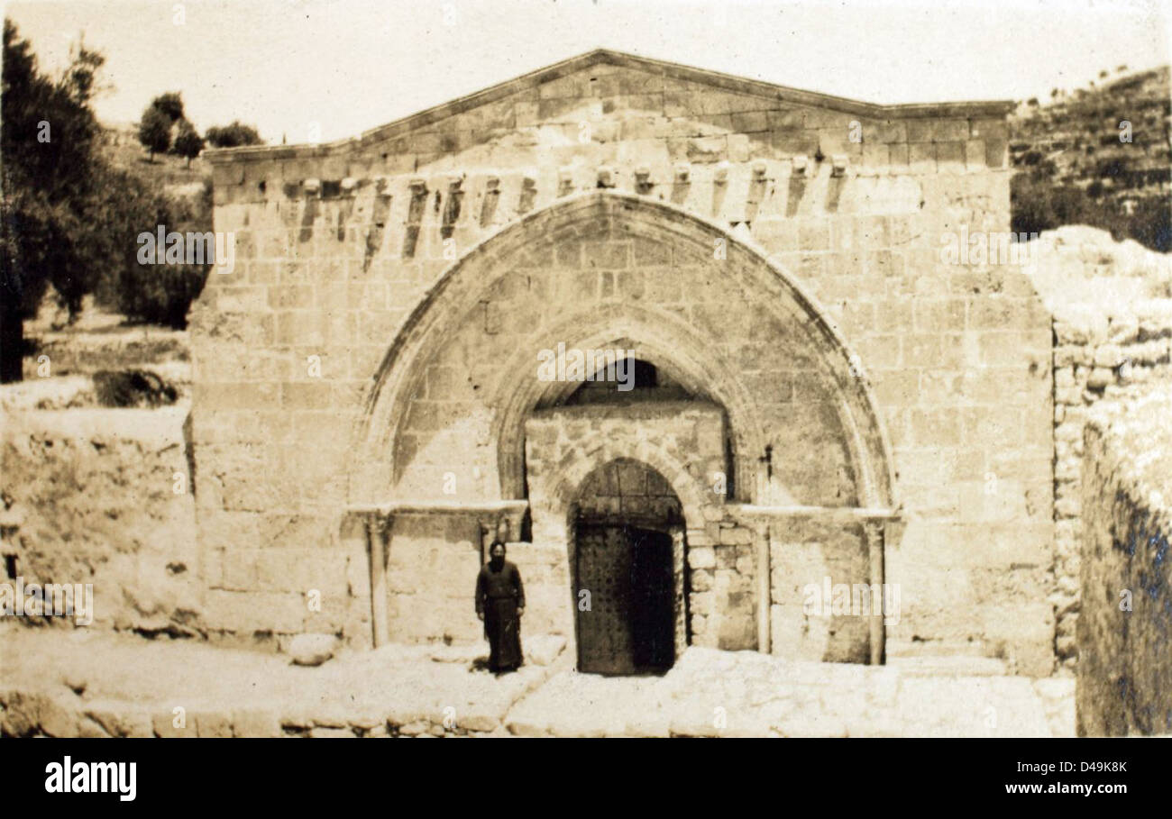 Questa fotografia di Edwin Newman raffigura la tomba della Vergine Maria in Iraq, catturata durante una missione della Royal Air Force. L'immagine mostra il sito sacro, evidenziandone il significato culturale e religioso in Medio Oriente. Foto Stock