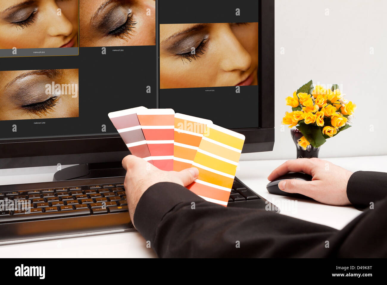 Graphic designer al lavoro. I campioni di colore. Foto donna gli occhi e la pelle Foto Stock