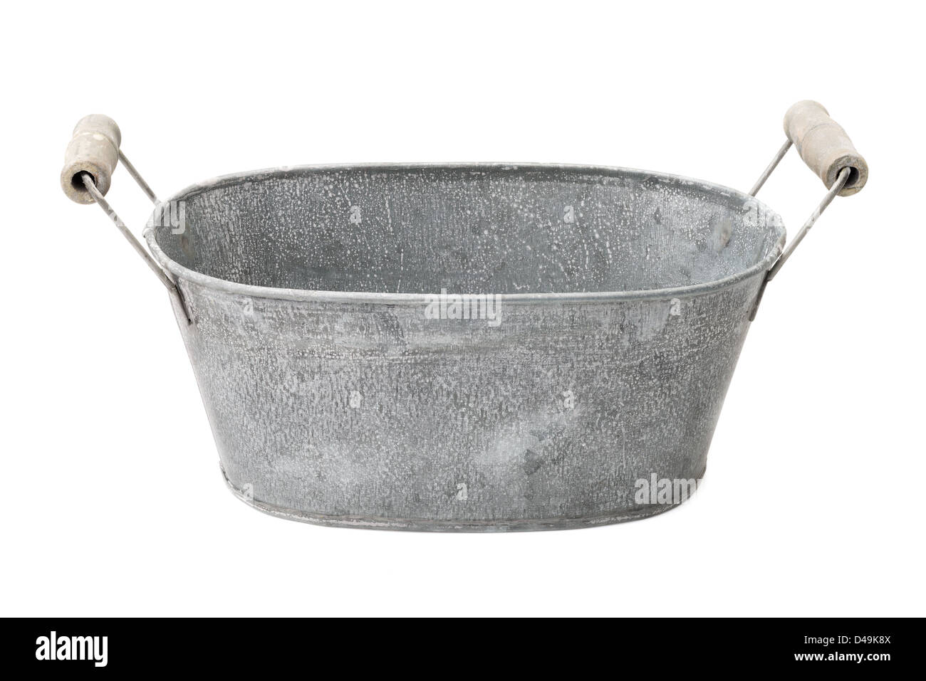 Lavori casalinghi: old time-usurati, rusty zinco rivestito di una bacinella  isolata su sfondo bianco Foto stock - Alamy