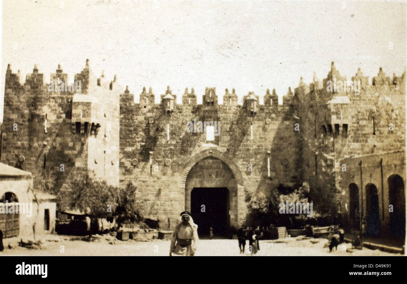 Questa fotografia di Edwin Newman cattura la storica porta di Damasco in Iraq, mostrando il significato della storia culturale e militare della regione. Preso durante le operazioni della RAF, mette in evidenza l'interazione tra forze militari e monumenti storici. Foto Stock