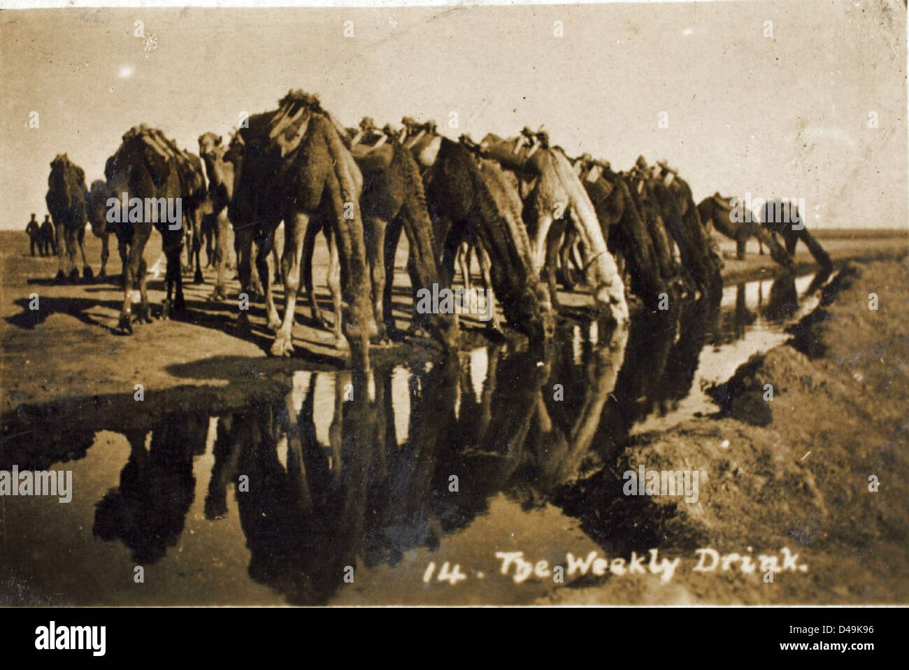 Baghdad - East End! Di Edwin Newman raffigura una scena a Baghdad, Iraq, catturando l'essenza del paesaggio mediorientale durante un periodo in cui la RAF era pesantemente coinvolta nella regione. Il dipinto riflette sia le caratteristiche geografiche che il significato militare della zona. Foto Stock