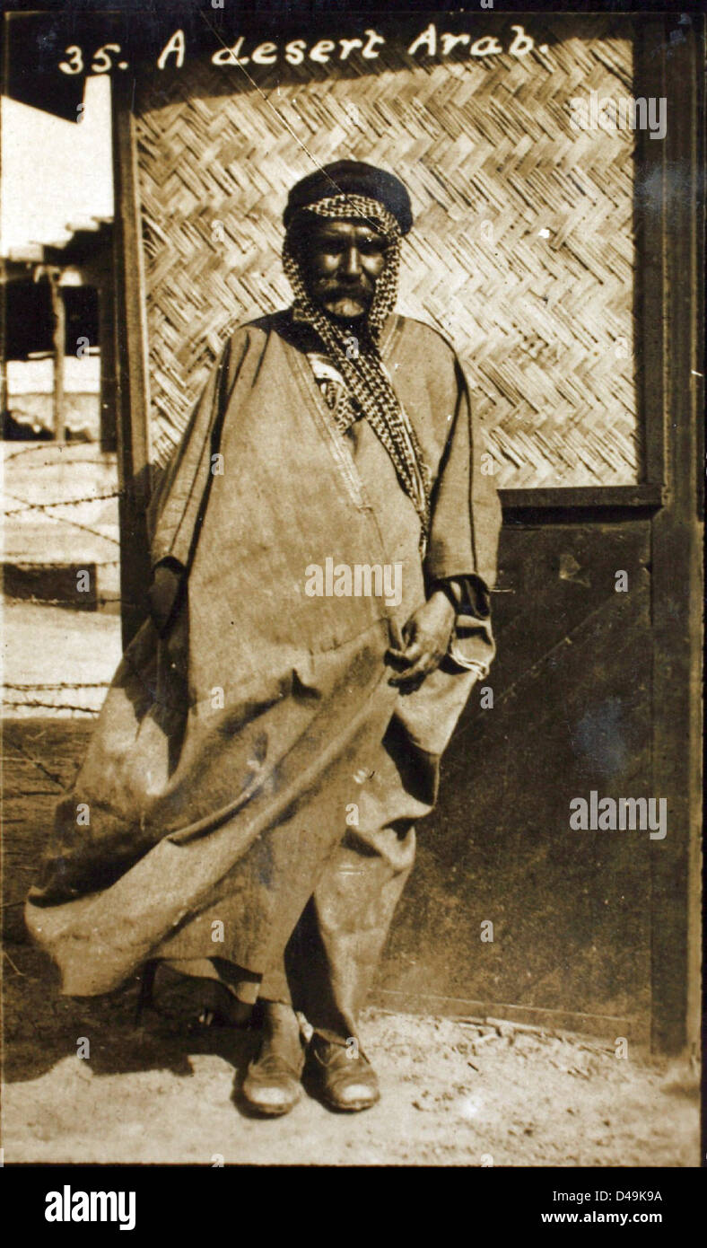 Una fotografia dell'East End di Baghdad scattata da Edwin Newman, che mostra il paesaggio della città in Medio Oriente. Catturando l'essenza dell'ambiente urbano, questo lavoro fornisce una registrazione visiva dell'architettura della regione e delle scene di strada durante un periodo significativo della storia della città. Foto Stock