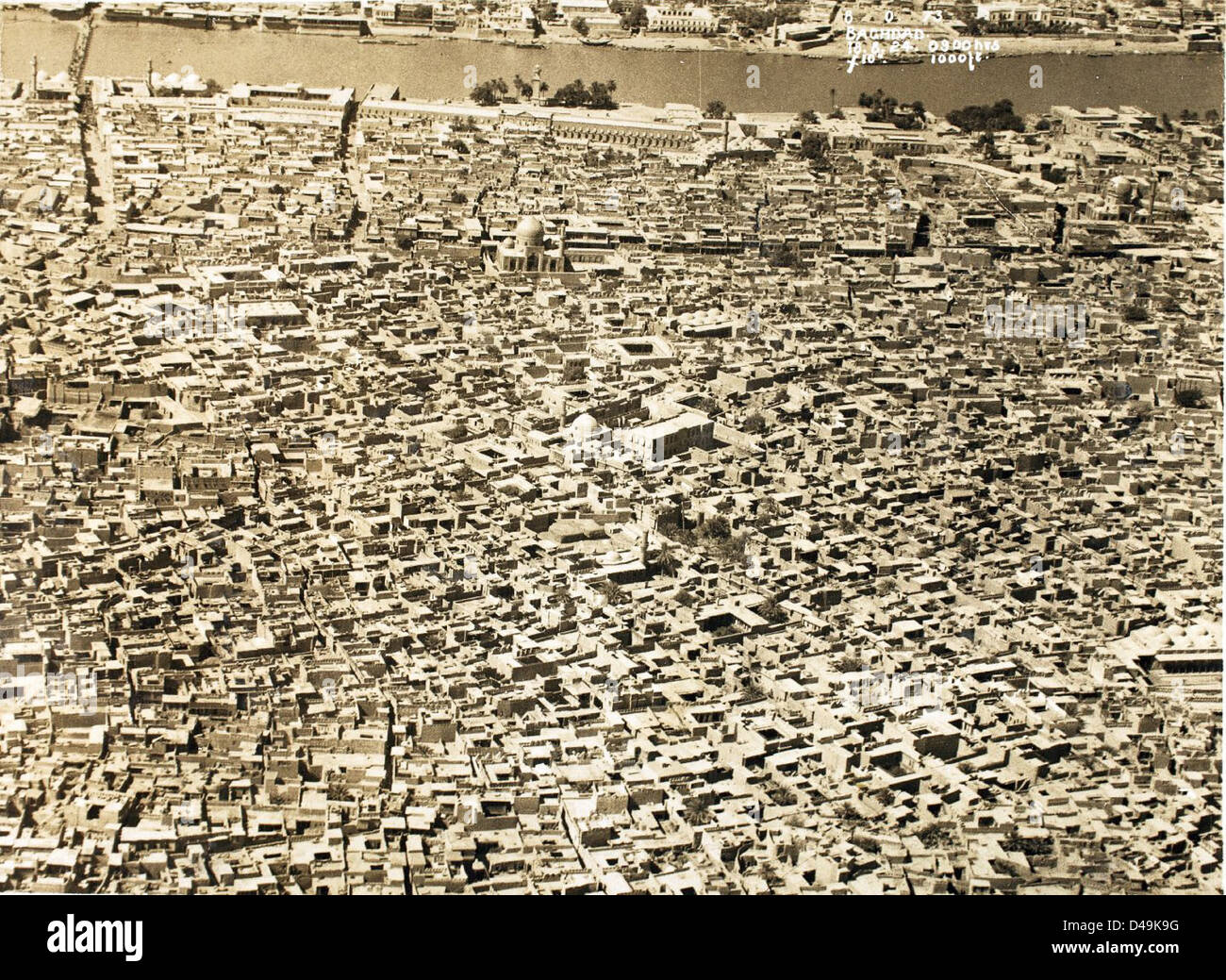 Questo dipinto degli anni '1940 di Edwin Newman raffigura le tradizionali case arabe nell'East End di Baghdad. Creato durante l'epoca dell'influenza britannica in Iraq, il pezzo mette in risalto l'architettura e il contesto geopolitico del Medio Oriente durante la seconda guerra mondiale. Foto Stock