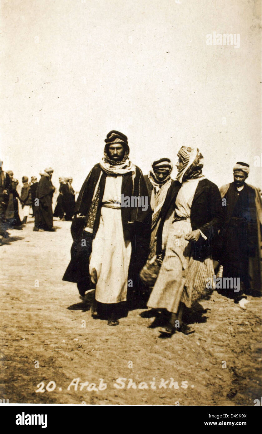 Questa fotografia di Edwin Newman cattura l'estremità orientale di Baghdad, in Iraq, fornendo un raro scorcio nella regione durante il periodo del coinvolgimento della Royal Air Force. Sottolinea l'impatto della presenza militare in Medio Oriente durante un periodo turbolento. Foto Stock
