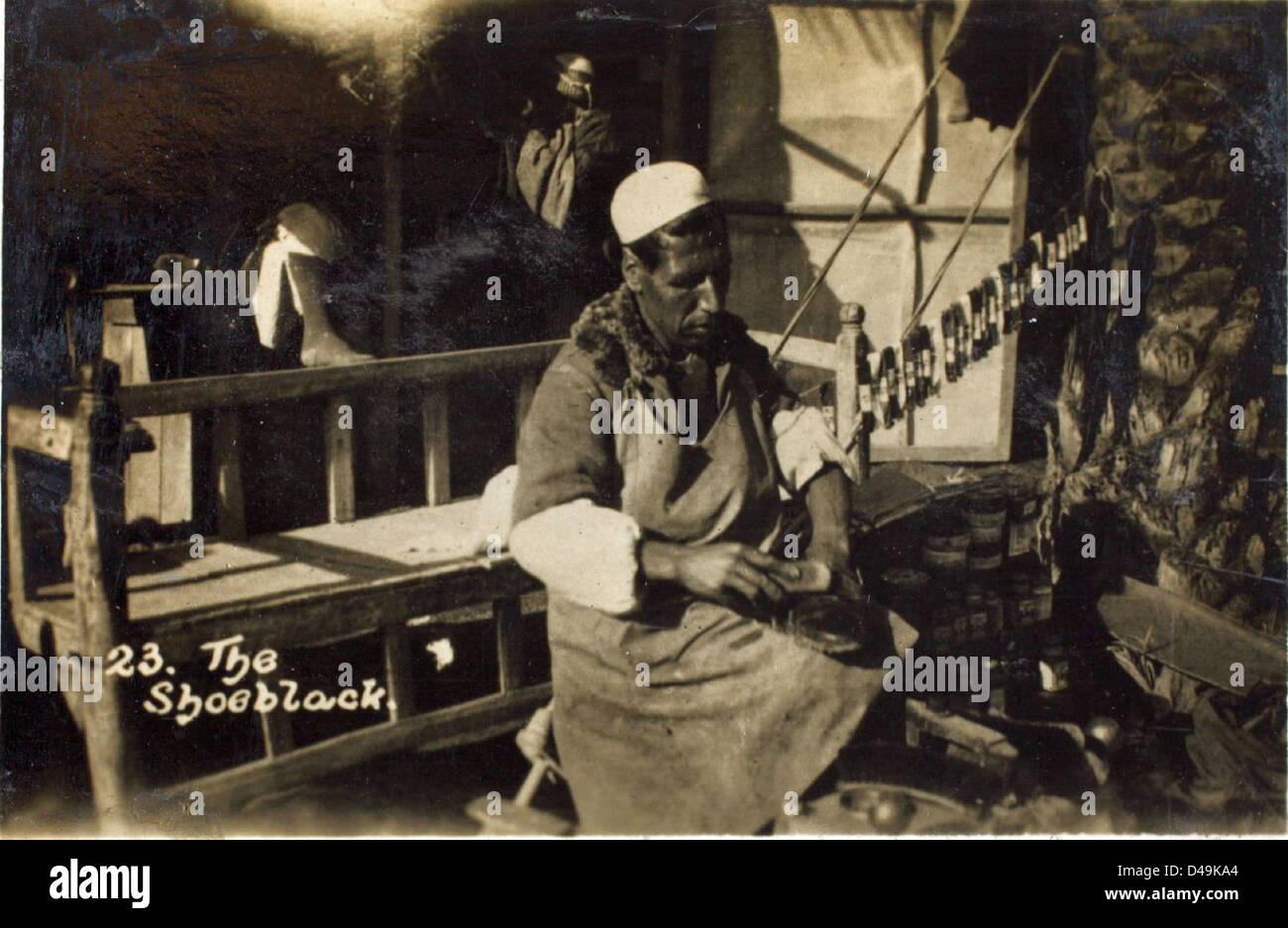 Questa fotografia, scattata da Edwin Newman, mostra una scena del West End di Baghdad durante la metà del XX secolo. Cattura il paesaggio mediorientale durante l'era del coinvolgimento della Royal Air Force nella regione, riflettendo la storia geopolitica e militare dell'Iraq e della RAF durante il periodo post-seconda guerra mondiale. Foto Stock