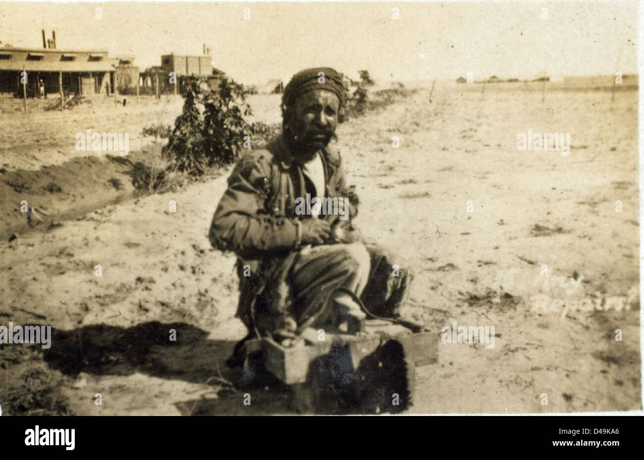 Questa immagine, scattata da Edwin Newman, cattura il West End di Baghdad durante la guerra in Iraq. La fotografia riflette la presenza militare e le operazioni della Royal Air Force (RAF) nella regione. Sottolinea il conflitto in corso in Medio Oriente e il ruolo delle forze internazionali di stanza in Iraq. Il lavoro di Newman fornisce uno sguardo storico sul coinvolgimento dei militari nella regione durante questo periodo. Foto Stock