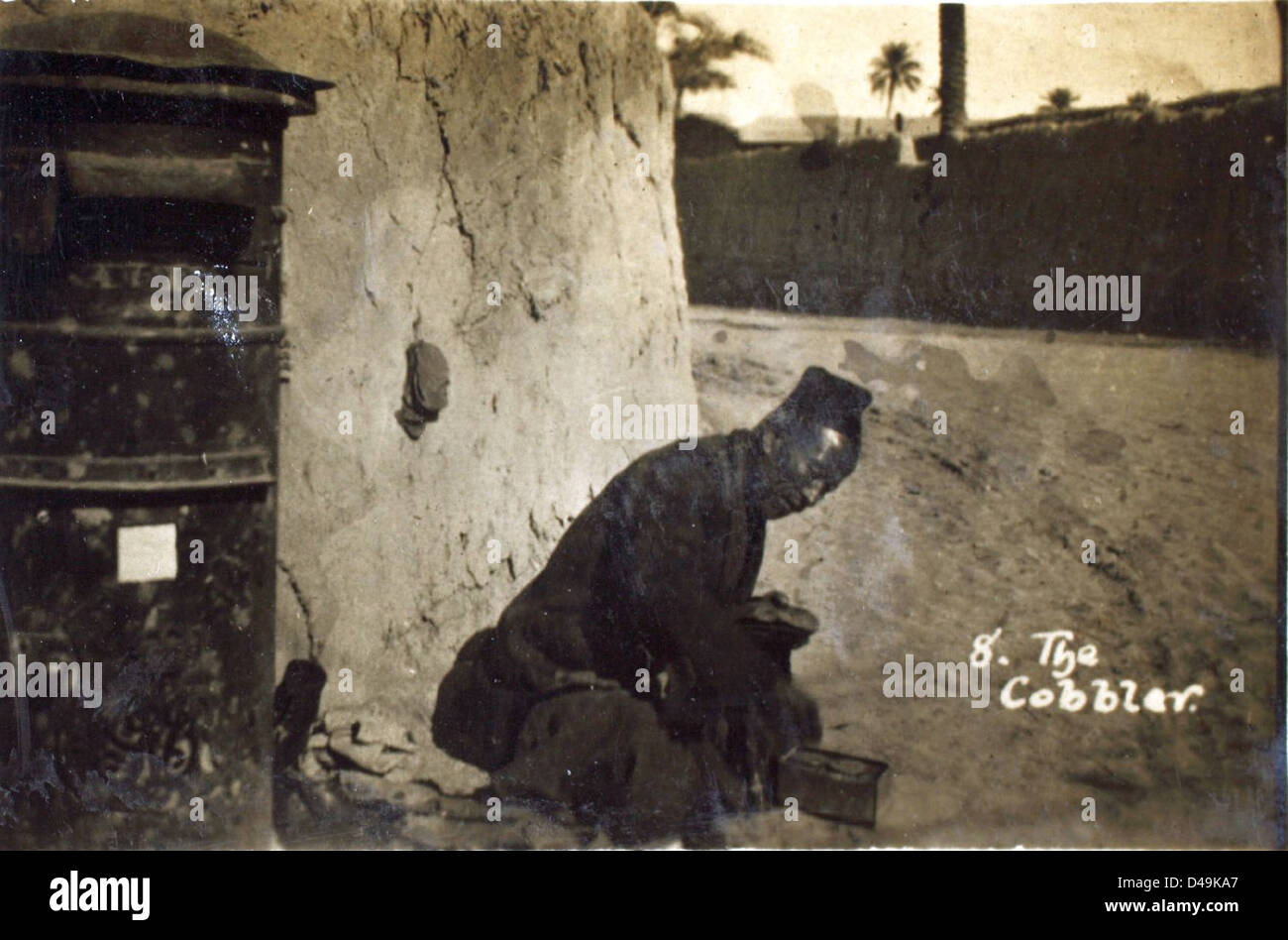 La fotografia "Baghdad - West End" di Edwin Newman mostra un'operazione della Royal Air Force (RAF) in Iraq. Cattura un momento dal Medio Oriente, documentando la presenza e l'attività della RAF nella regione, riflettendo l'impegno militare nella zona. Foto Stock