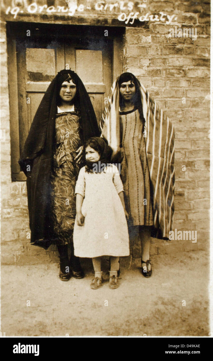 Una fotografia intitolata "Baghdad - West End!" Di Edwin Newman, catturando una scena dalle operazioni della Royal Air Force in Iraq durante il conflitto in Medio Oriente, evidenziando l'impegno della RAF nella regione. Foto Stock