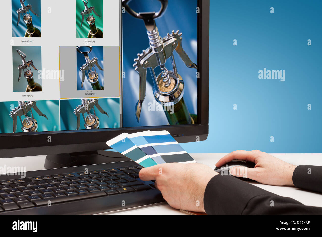 Graphic designer al lavoro. I campioni di colore blu. Seleziona foto Foto Stock