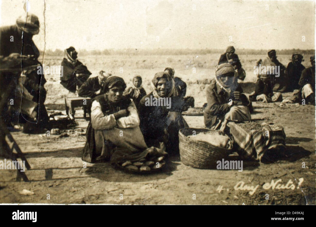 Una fotografia intitolata "Baghdad - West End" di Edwin Newman cattura la scena in Iraq durante l'era delle operazioni della Royal Air Force (RAF) in Medio Oriente. L'immagine evidenzia la presenza militare e l'impostazione geografica della regione durante questo periodo. Foto Stock