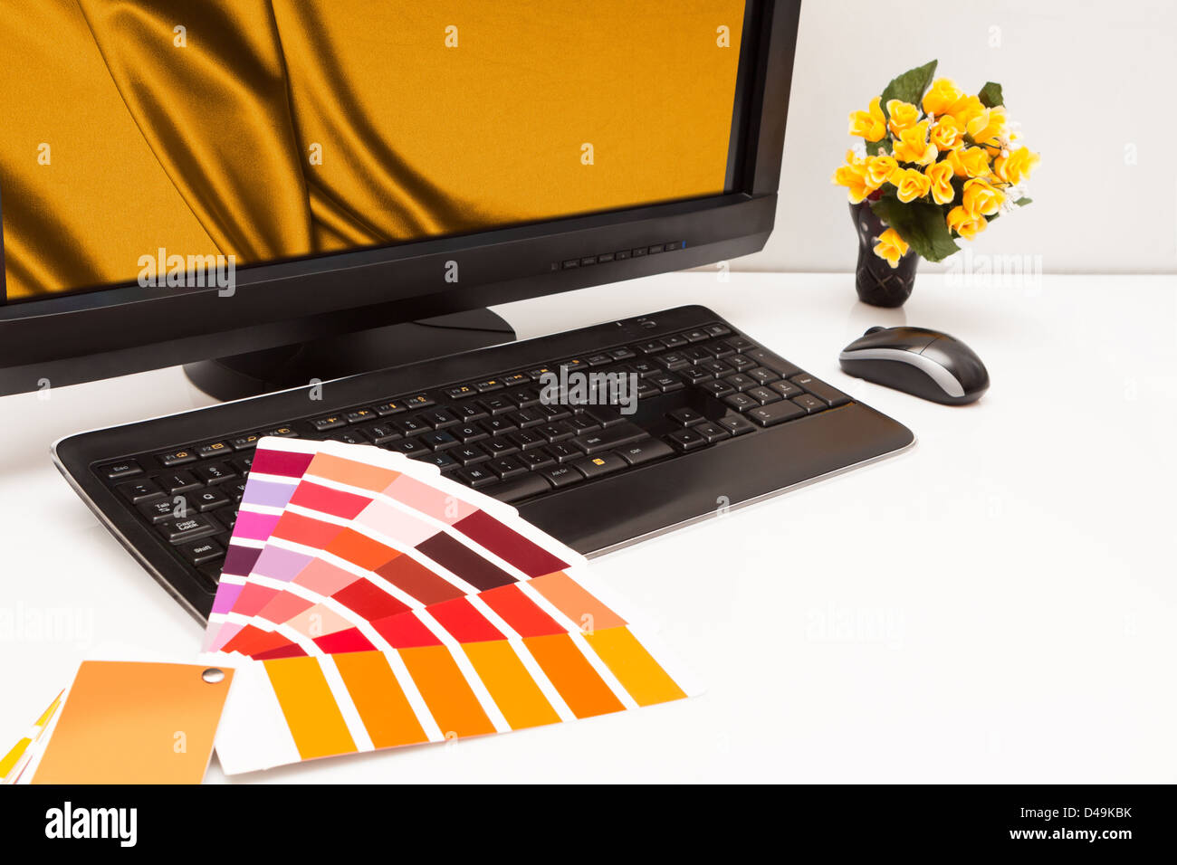 Graphic designer al lavoro. I campioni di colore. Marrone, giallo Immagini Foto Stock