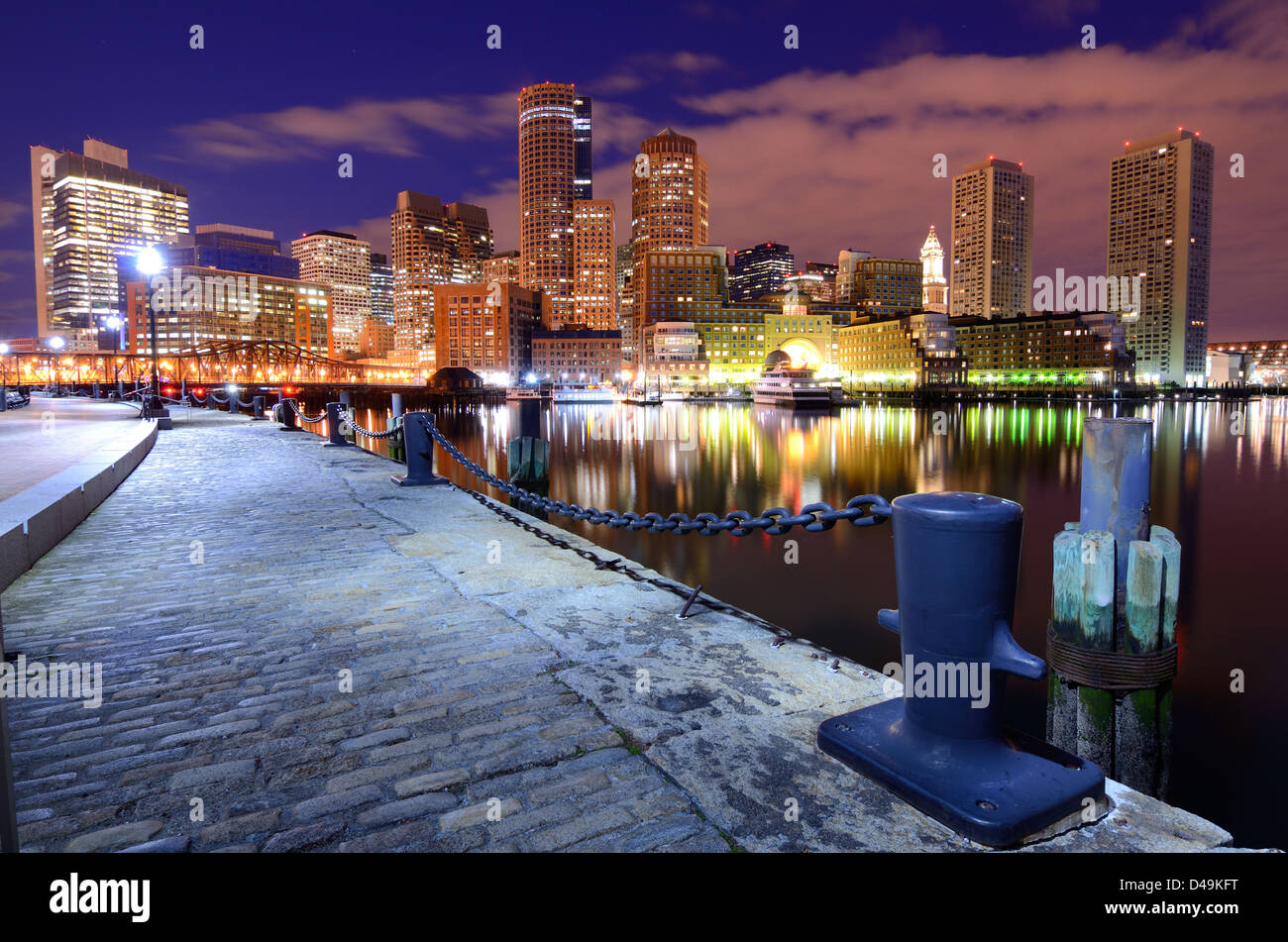 Il quartiere finanziario di Boston, Massachusetts vista dal porto di Boston. Foto Stock