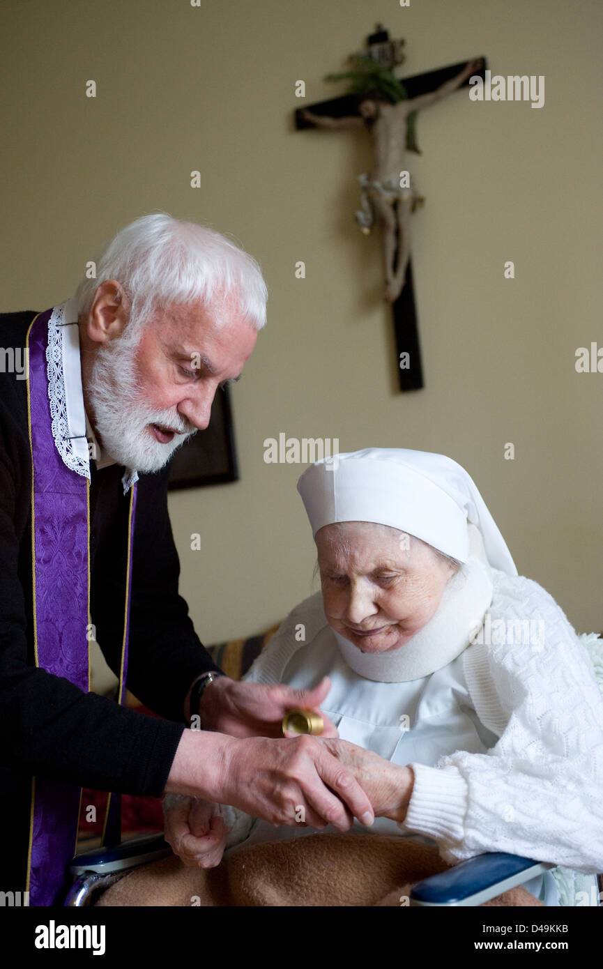 Heitersheim, Germania, un sacerdote all'Unzione degli infermi Foto Stock