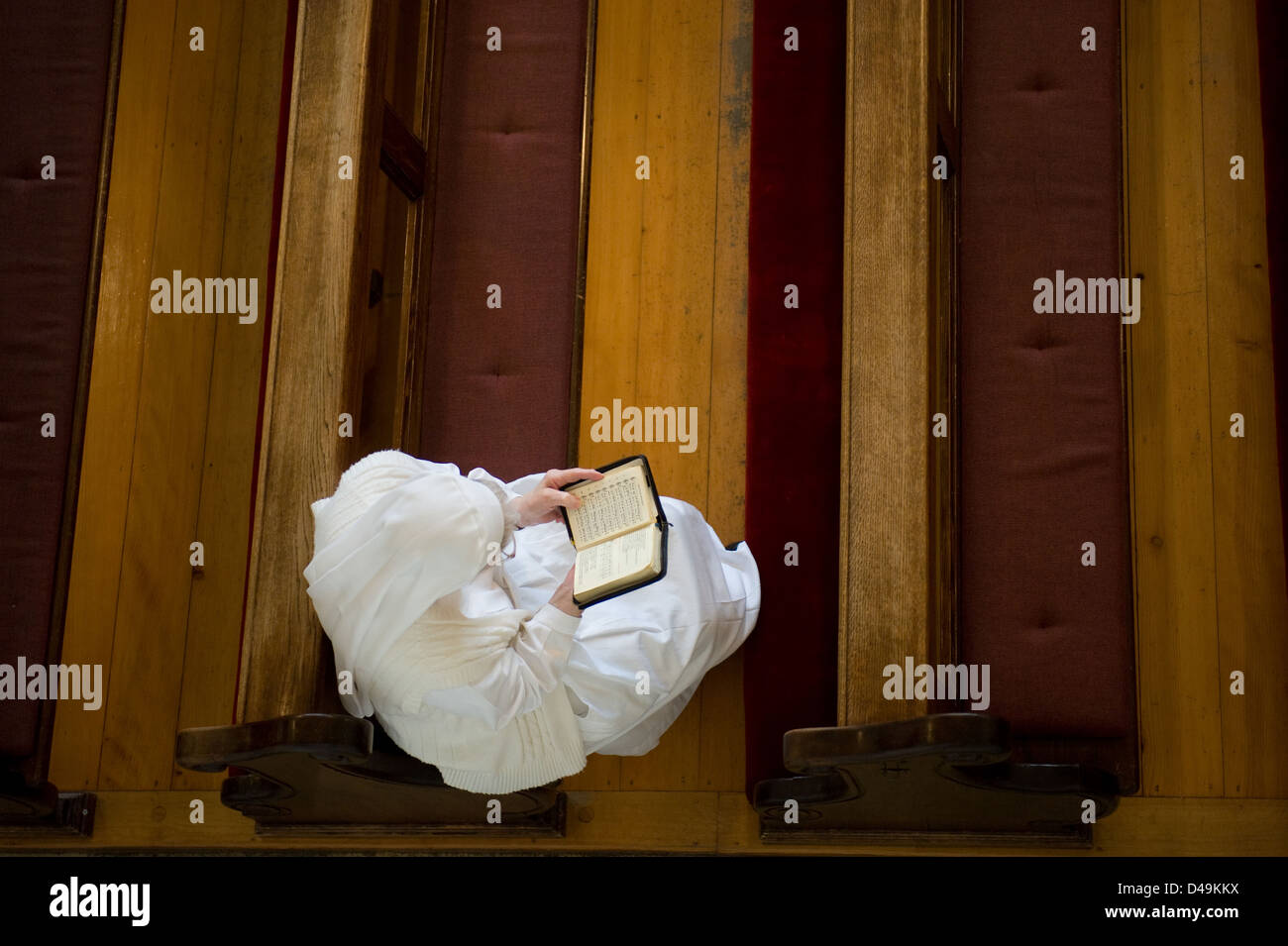 Heitersheim, Germania, una sorella legge il libro di preghiera della Chiesa Foto Stock