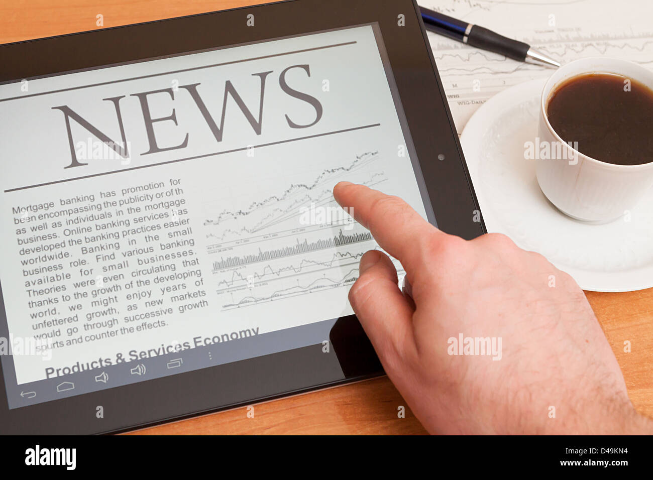 Tablet PC mostra le ultime notizie sullo schermo, che giacente sul posto di lavoro. Foto Stock