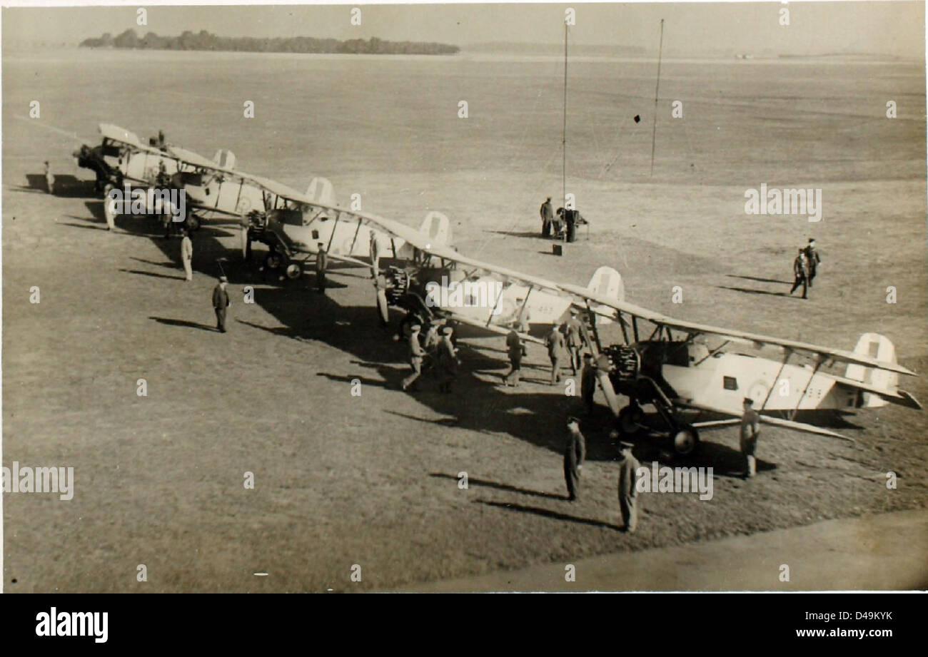 Macchine Atlas presso una stazione di terra W/T nel deserto del Cairo con piloti e meccanici in attesa. Scattata da Edwin Newman, questa foto mostra le operazioni della RAF in Medio Oriente durante il XX secolo. Foto Stock Macchine Atlas presso una stazione di terra W/T nel deserto del Cairo con piloti e meccanici in attesa. Scattata da Edwin Newman, questa foto mostra le operazioni della RAF in Medio Oriente durante il XX secolo. Foto Stock