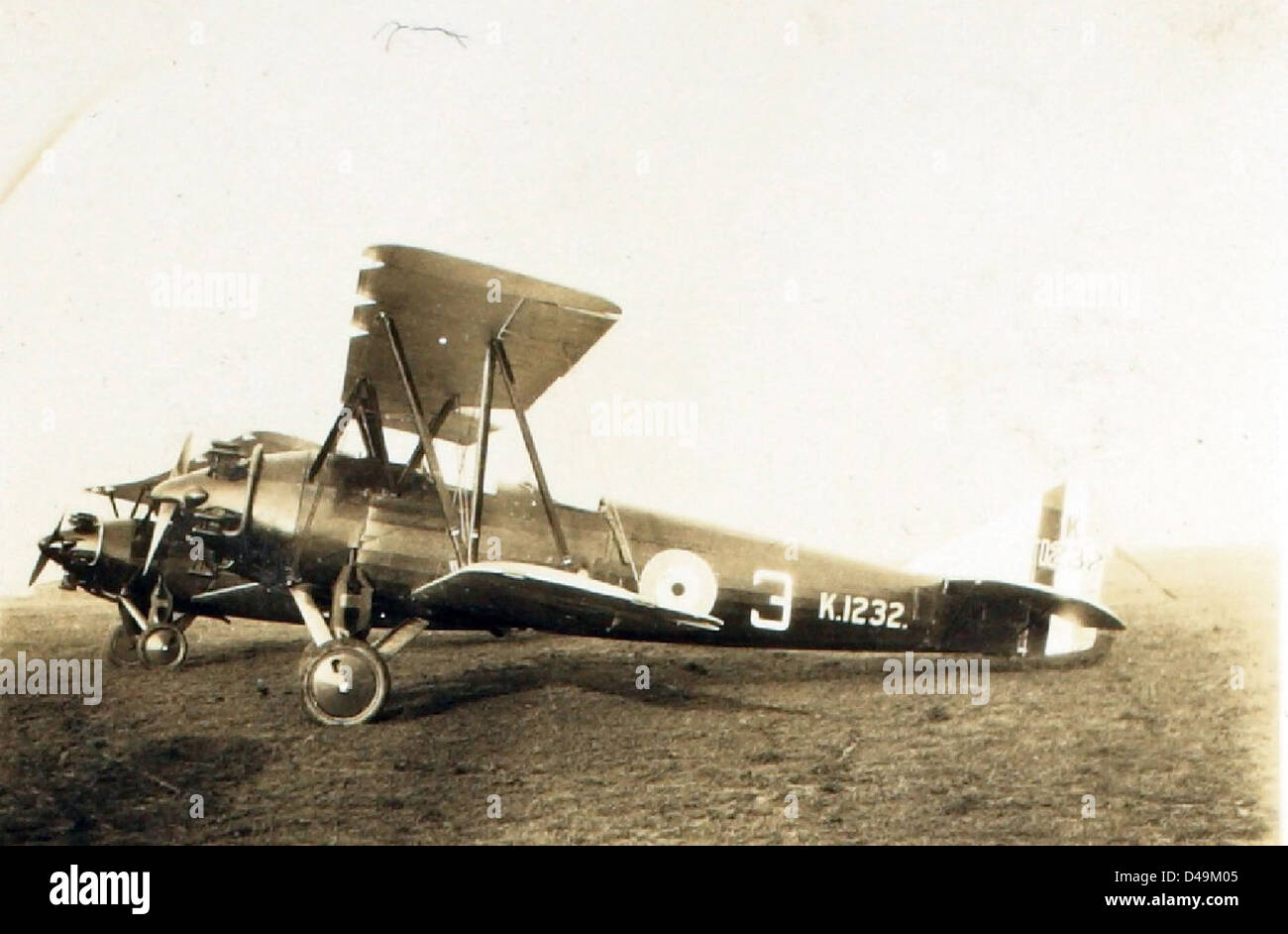 Fotografia di un velivolo da addestramento Avro, catturato nel deserto del Cairo, Egitto, che ne evidenzia l'uso nell'addestramento dei piloti durante le operazioni militari in Medio Oriente. Foto Stock