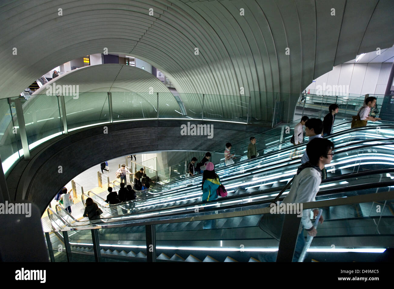 Architettura moderna escalator ingresso della metropolitana Fukutoshin metropolitana linea A Shibuya, Tokyo, Giappone. Foto Stock