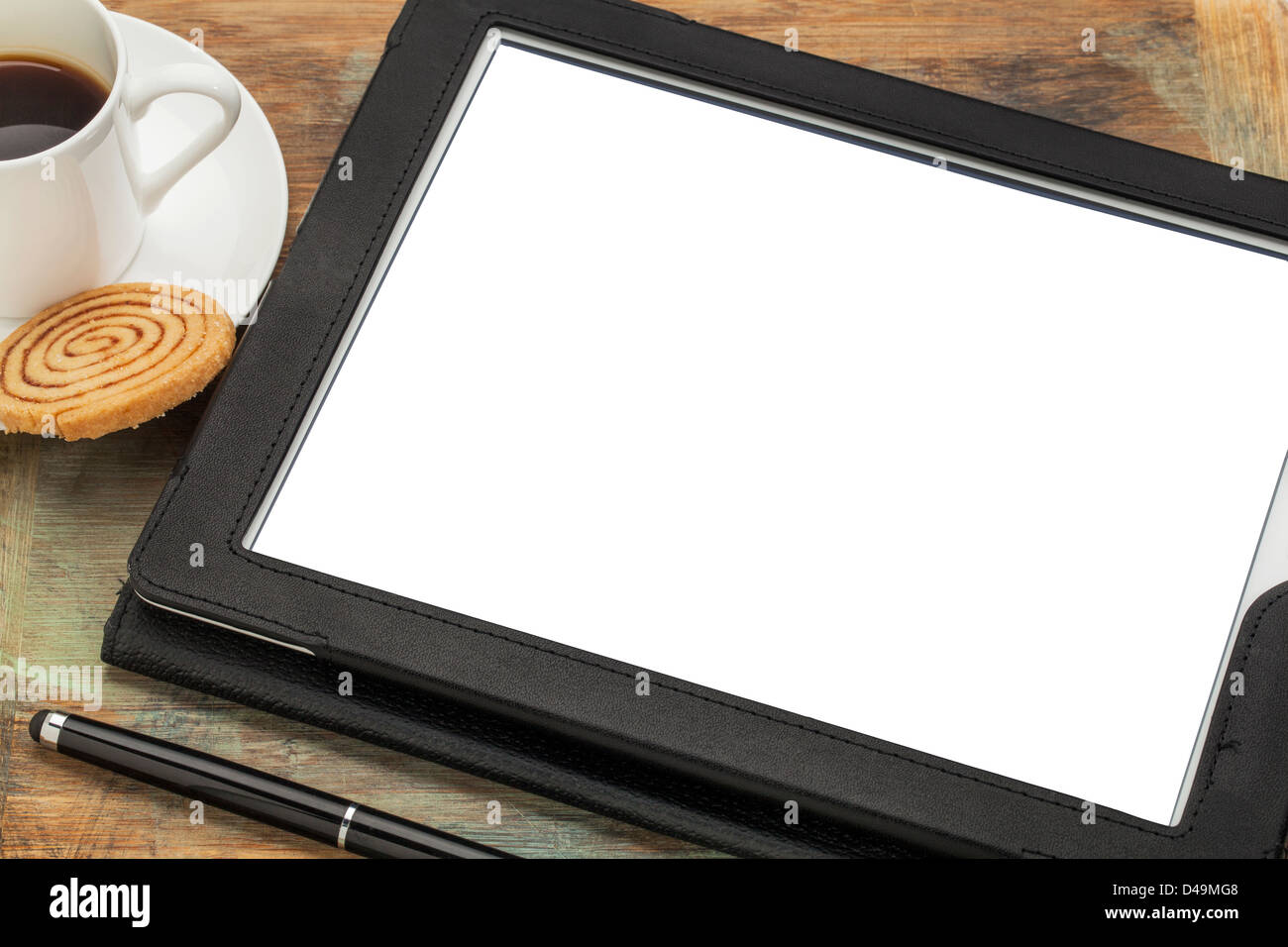 Tavoletta digitale computer nella custodia in pelle nera con il bianco schermo vuoto Foto Stock
