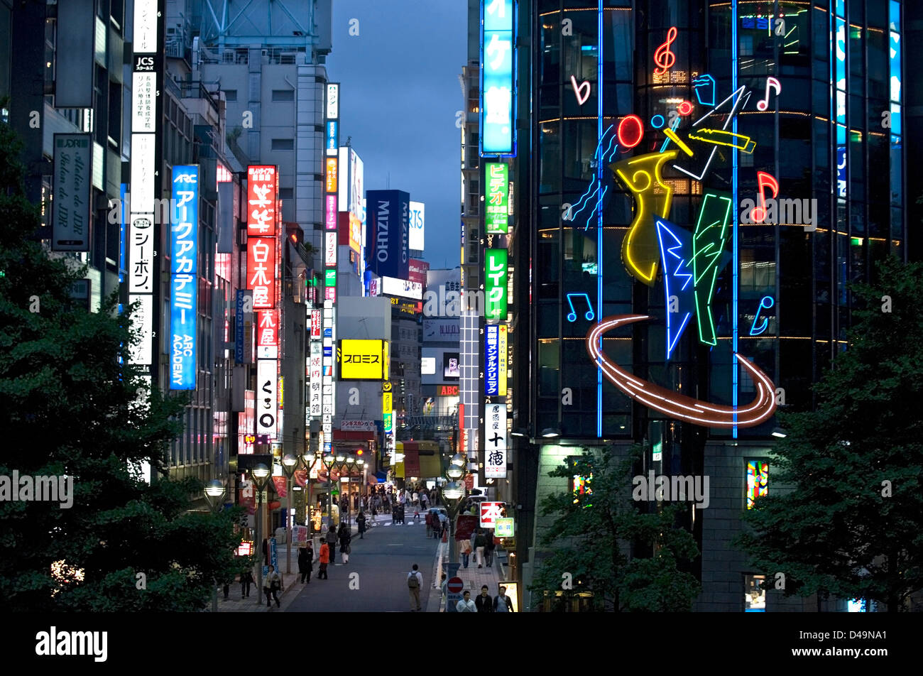 Neon di insegne pubblicitarie copertura di facciate di edifici illumina la Notte di shopping e intrattenimento per adulti quartiere di Kabukicho, Tokyo Foto Stock