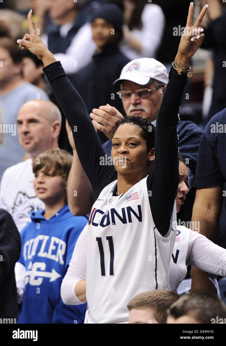 9 marzo 2013 - Storrs, CT, Stati Uniti d'America - Sabato 9 marzo 2013: Tanesha Boatright, madre di Ryan Boatright reagisce ai suoi figli giocare durante le ore di lavoro straordinario del NCAA pallacanestro tra la Provvidenza e nel Connecticut a Gampel Pavilion di Storrs, CT. Connecticut battere la Provvidenza in 63-59 ore di lavoro straordinario, nel suo ultimo gioco che cosa è chiamato in precedenza orientale grande conferenza. Bill Shettle / Cal Sport Media. Foto Stock