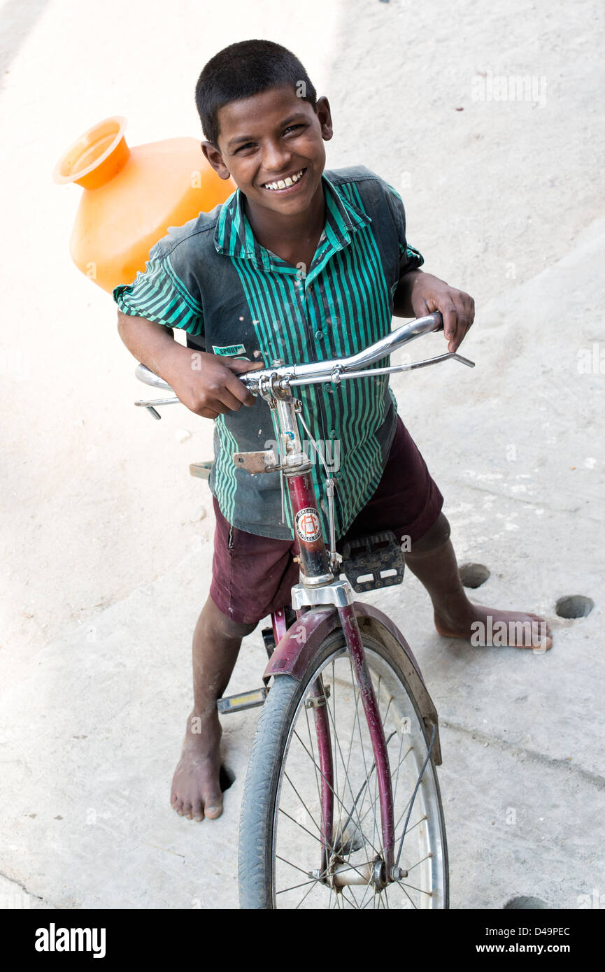 Felice giovani indiani ragazzo di strada con la sua bicicletta. Andhra Pradesh, India Foto Stock