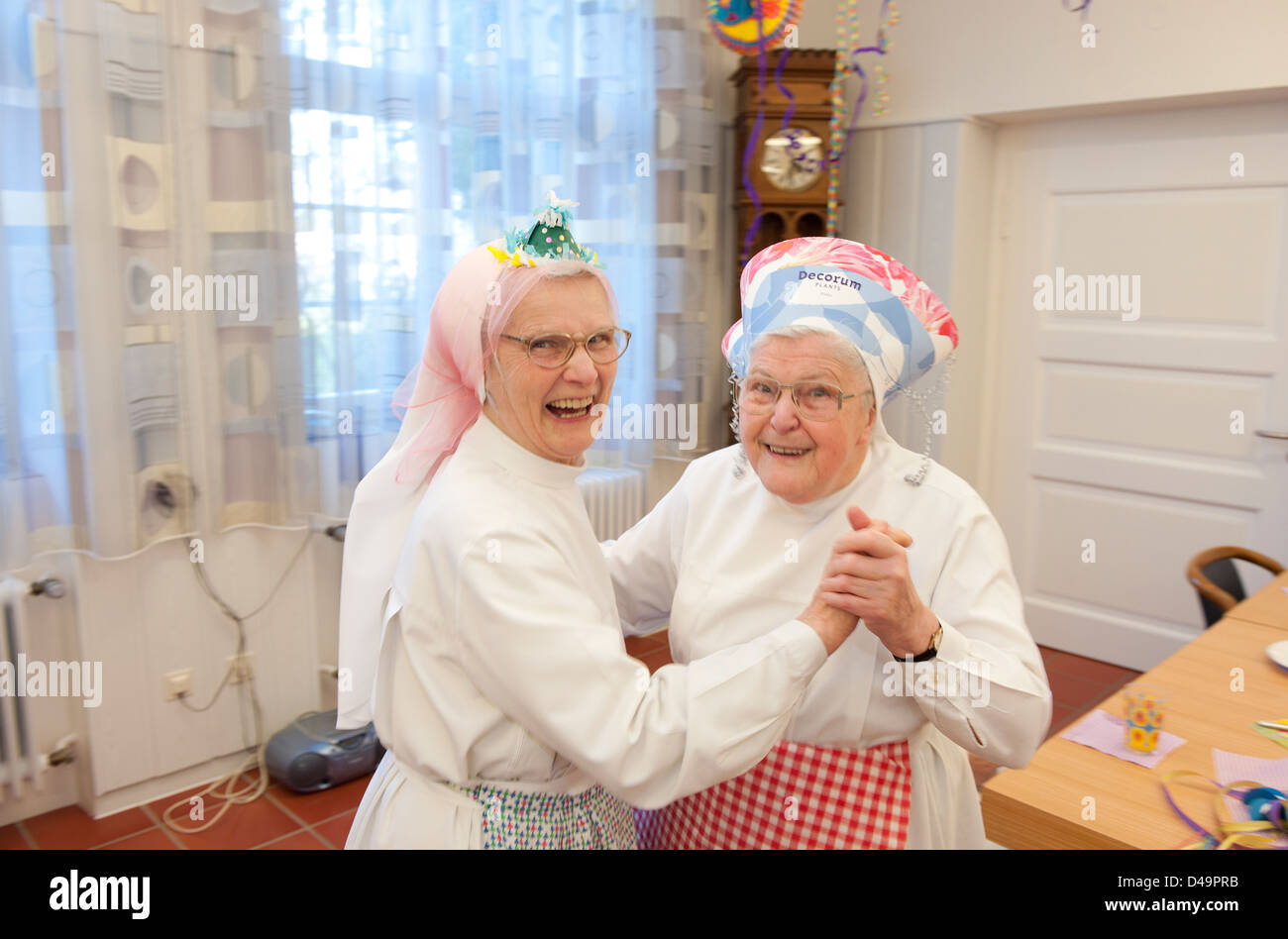 Heitersheim, Germania, sorelle ad una festa di carnevale Foto Stock