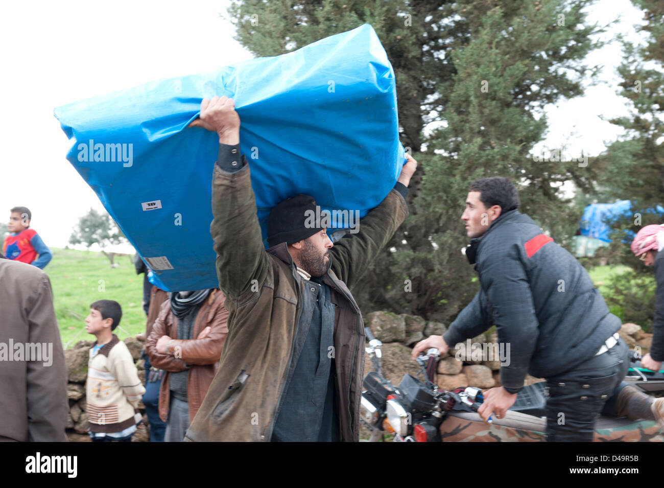Il Libero esercito siriano la distribuzione di tende per i rifugiati, Assaharia, Siria Foto Stock
