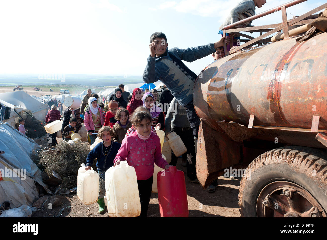 Un serbatoio carrello con acqua potabile nell'Atma Campo profughi ai confini con la Turchia e la Siria Foto Stock