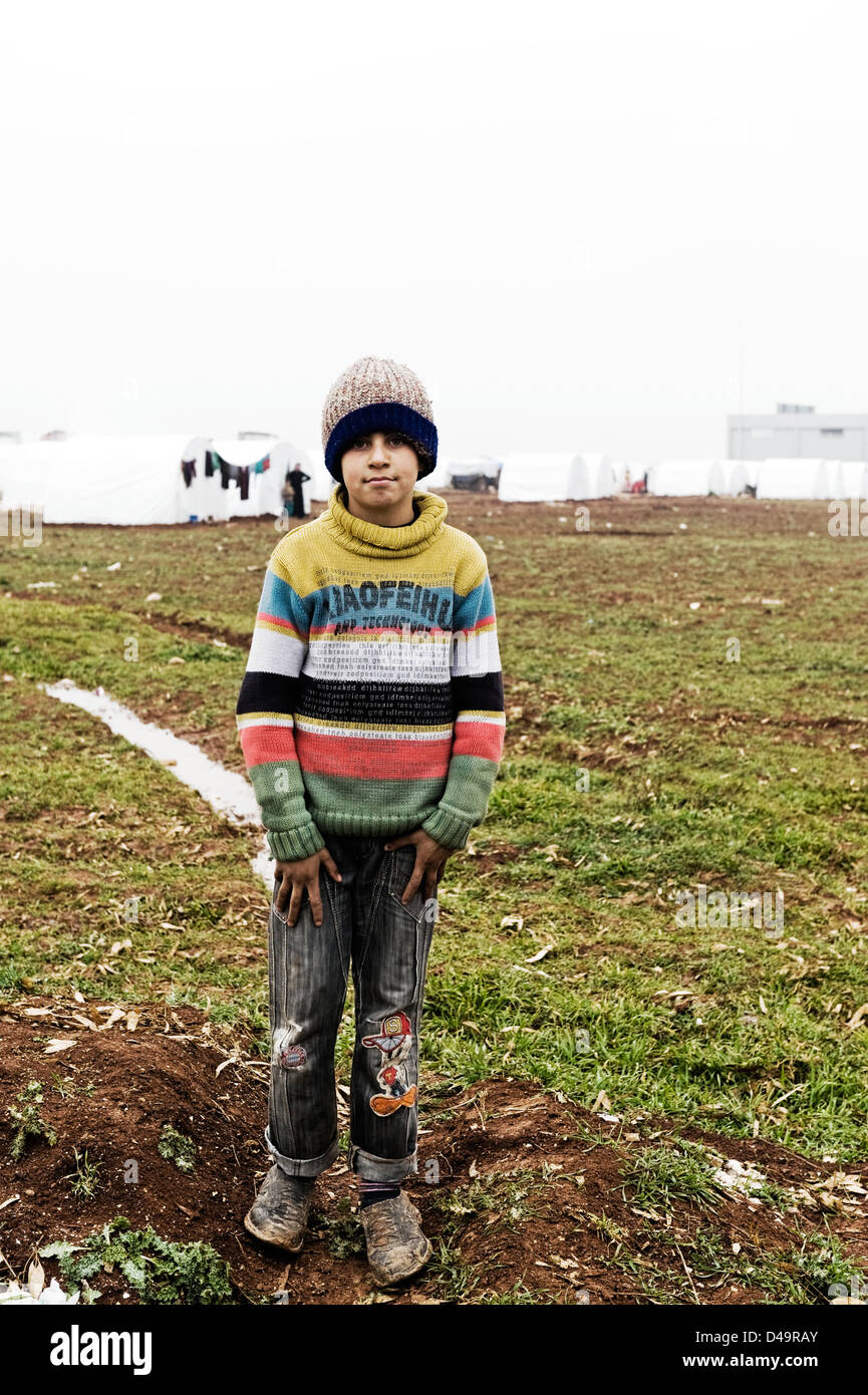 Un ragazzo in Azaz Campo profughi ai confini con la Turchia e la Siria Foto Stock