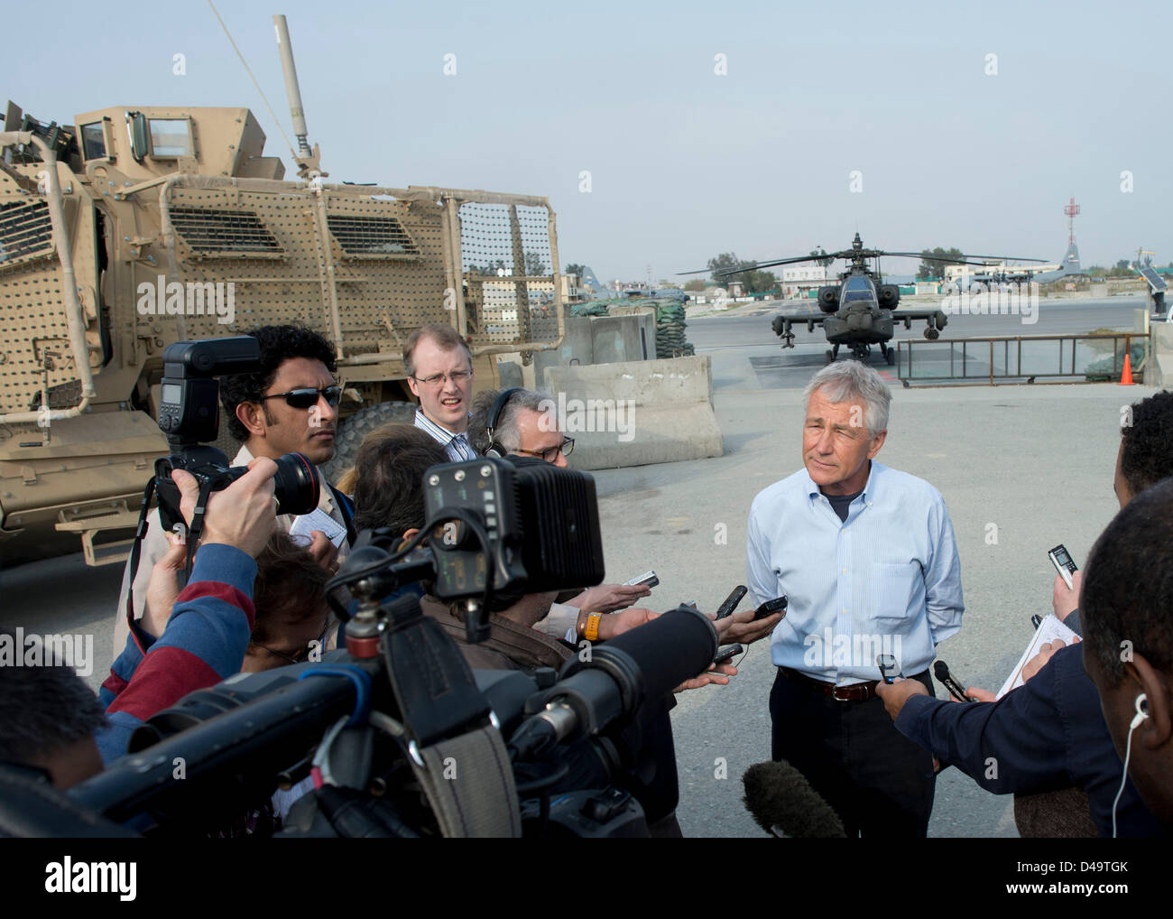 Il Segretario alla difesa degli Stati Uniti Chuck Hagel parla ai media durante la sua visita il 9 marzo 2013 a Jalalabad, Afghanistan. Hagel è in Afghanistan durante il suo primo viaggio come il Segretario della Difesa ed è in grado di soddisfare con le truppe degli Stati Uniti e la NATO e i leader afghani. Foto Stock