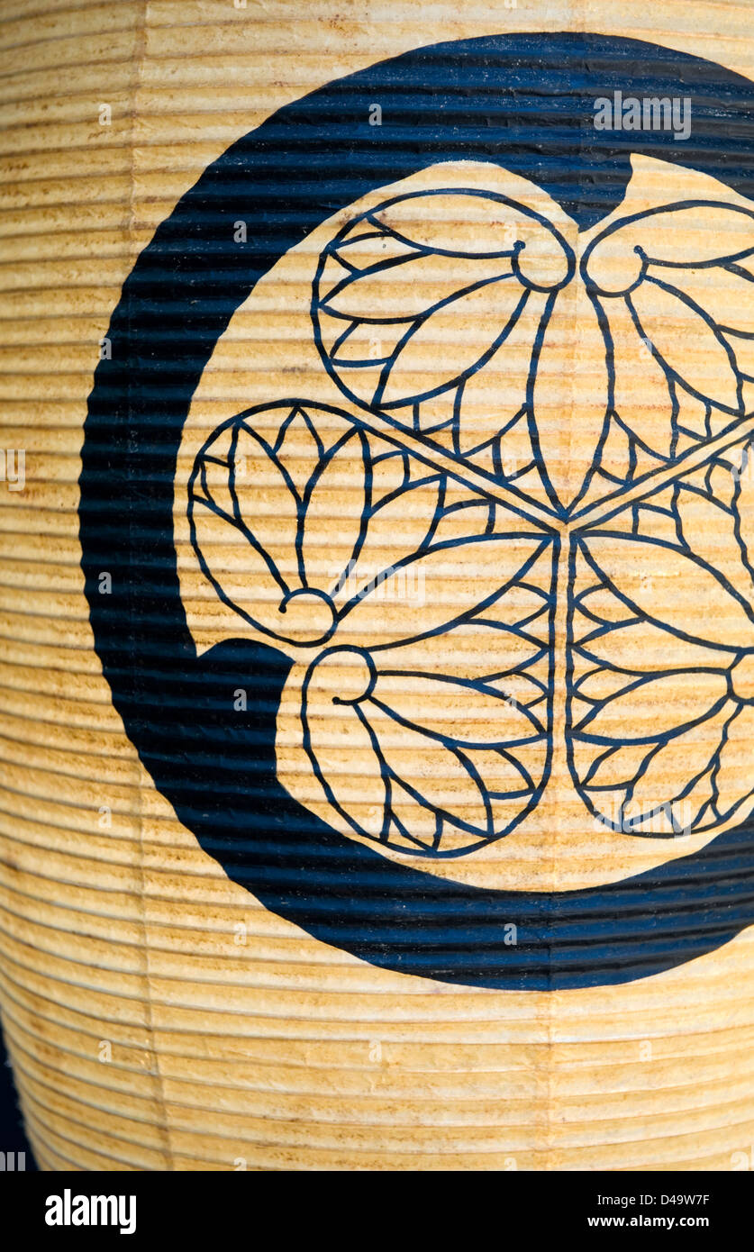 Chochin lanterna di carta con la 'mitsuba AOI' (triple hollyhock) design Famiglia Tokugawa cresta su di esso. Foto Stock