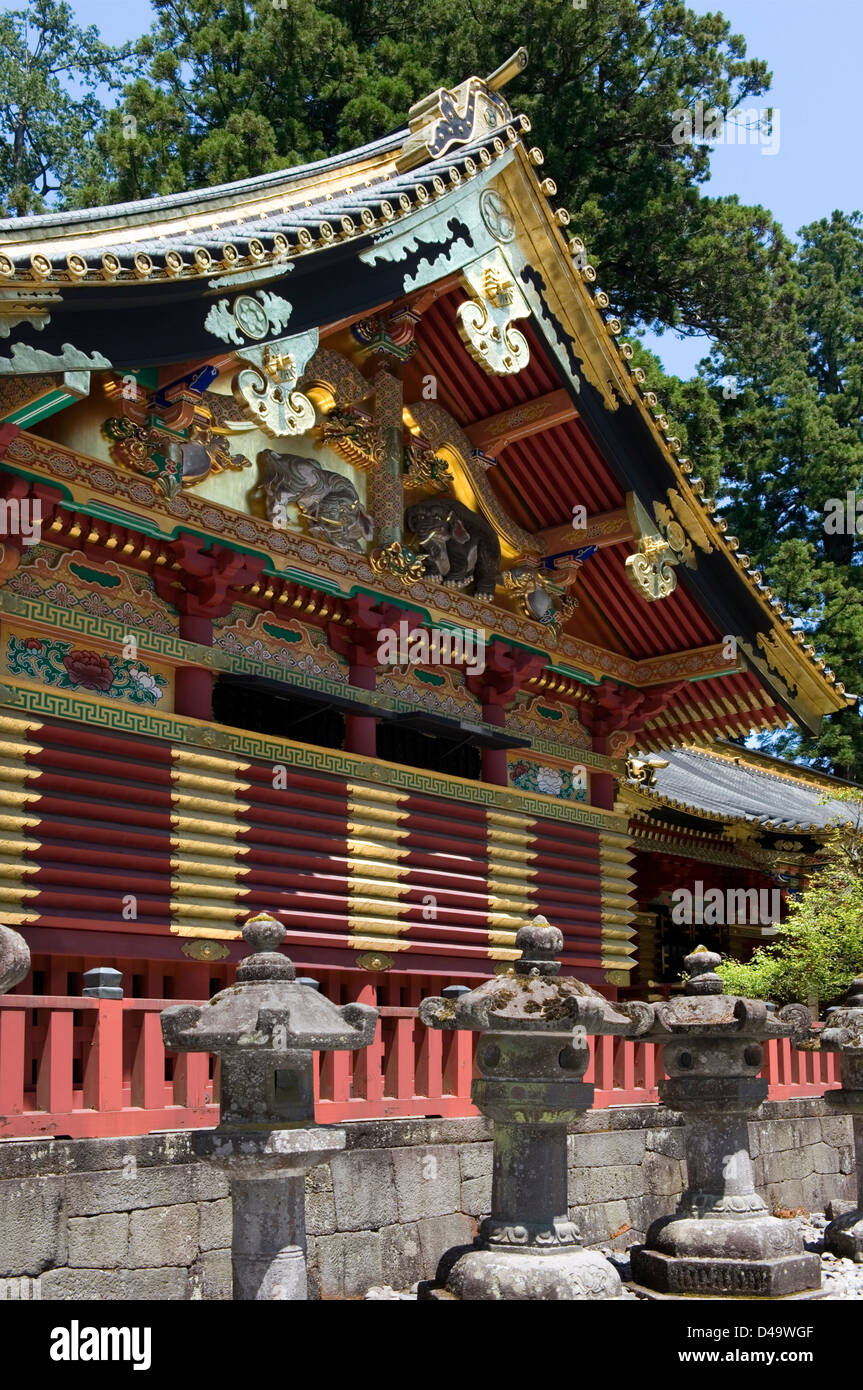 Riccamente decorati in oro sacro edificio circondato da lanterne di pietra a Toshogu jinja sacrario in Nikko, Tochigi, Giappone. Foto Stock