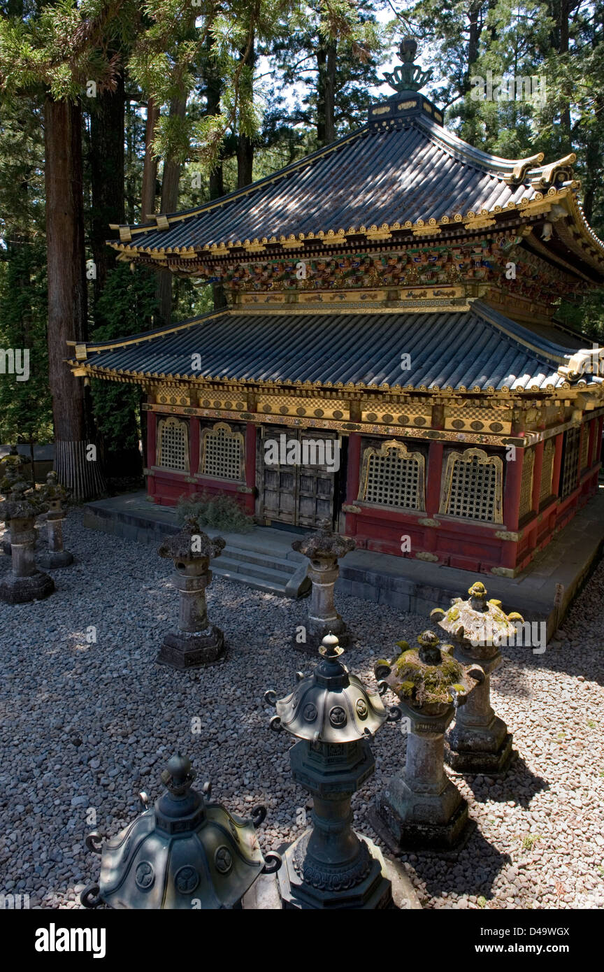 Ornato oro decorate sacro edificio circondato da lanterne di pietra a Toshogu jinja sacrario in Nikko, Tochigi, Giappone. Foto Stock