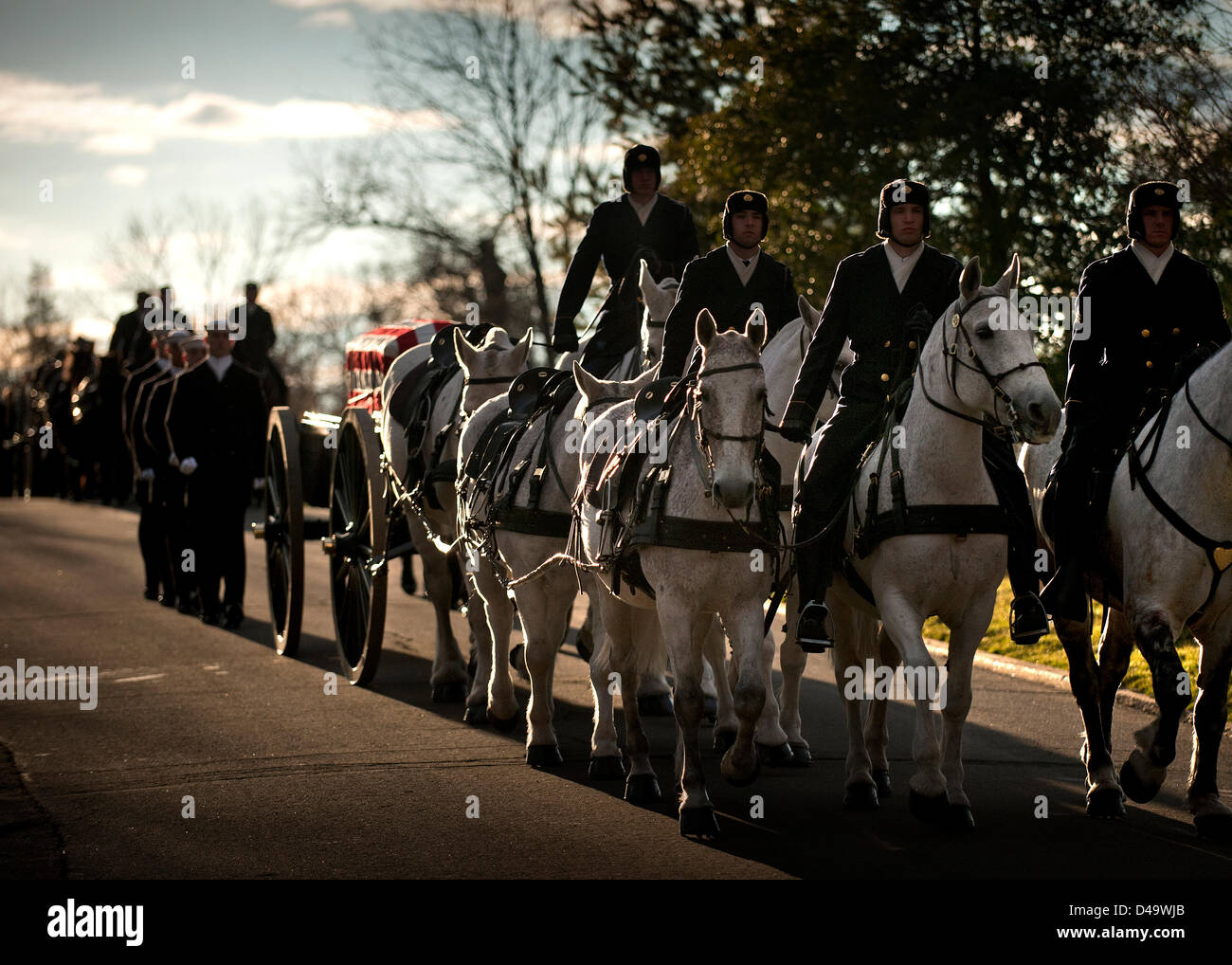 Membri del Navy US Guardia cerimoniale escort scrigni durante il funerale con gli onori militari per due marinai recuperato dalla Corazzata USS Monitor presso il Cimitero Nazionale di Arlington Marzo 8, 2013 in Arlington, VA. Il monitor è affondata al largo di Capo Hatteras, NC durante la guerra civile nel 1862. Foto Stock