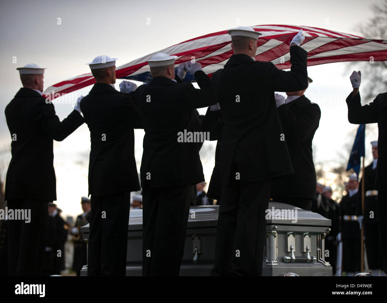 Membri del Navy US Guardia cerimoniale escort scrigni durante il funerale con gli onori militari per due marinai recuperato dalla Corazzata USS Monitor presso il Cimitero Nazionale di Arlington Marzo 8, 2013 in Arlington, VA. Il monitor è affondata al largo di Capo Hatteras, NC durante la guerra civile nel 1862. Foto Stock