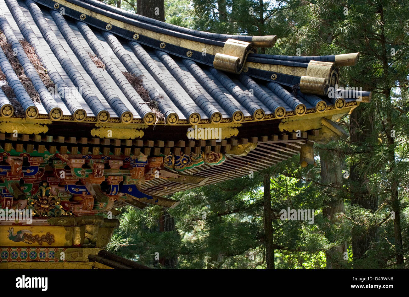 Ornati dorati sporgenza gronda dettagli di supporto di un edificio sacro presso il Santuario di Toshogu in Nikko, Tochigi, Giappone. Foto Stock