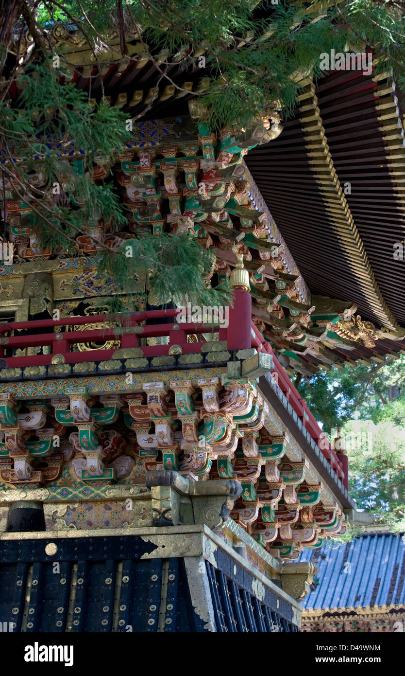 Colorata ornati in multi-tier sostegno della torre campanaria architettura presso il Santuario di Toshogu in Nikko, Tochigi, Giappone. Foto Stock