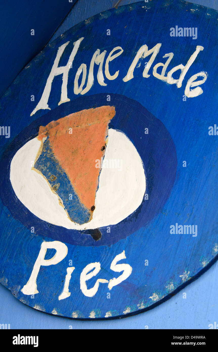 Dipinto a mano pubblicità segno "fatti in casa" torte al mirtillo selvatico Land, un eccentrico attrazione sul ciglio della strada in Downeast Maine. Foto Stock