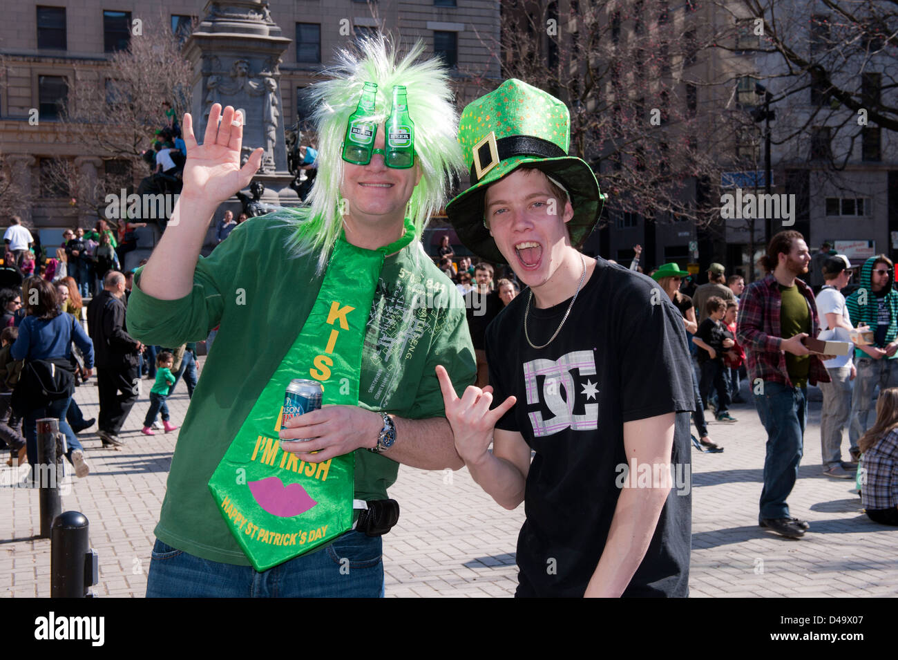 Uomo e adolescente celebrare durante il San Patrizio parade di Montreal, provincia del Québec in Canada. Foto Stock