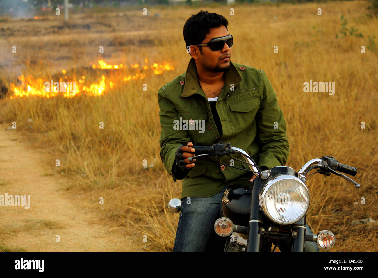 I giovani indiani che pongono l uomo da una royal enfield bullet; Bangalore in India Foto Stock