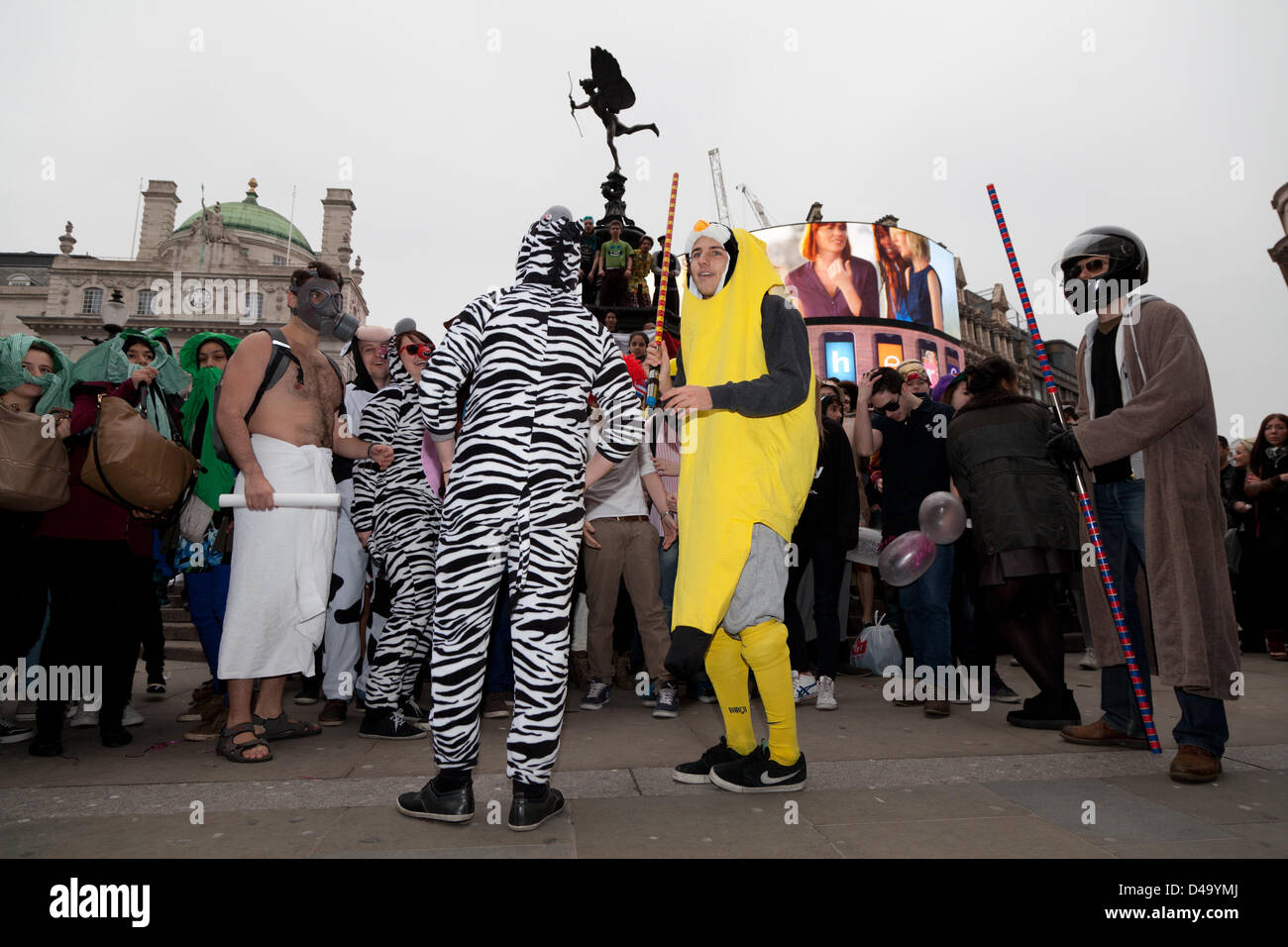 Londra, Regno Unito. 9 Marzo, 2013. Un grande gruppo di persone raccolte in Piccadilly per cercare e creare Londra il più grande Harlem Shake. Il più recente mania Internet comporta un video di circa trenta secondi con persone vestite con abiti diversi le danze di un brano specifico. Foto Stock