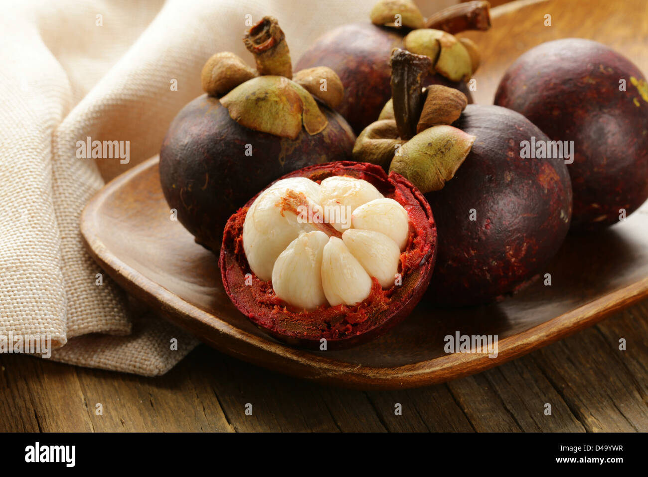 Fresca frutta esotica mangosteen sul piatto di legno Foto Stock