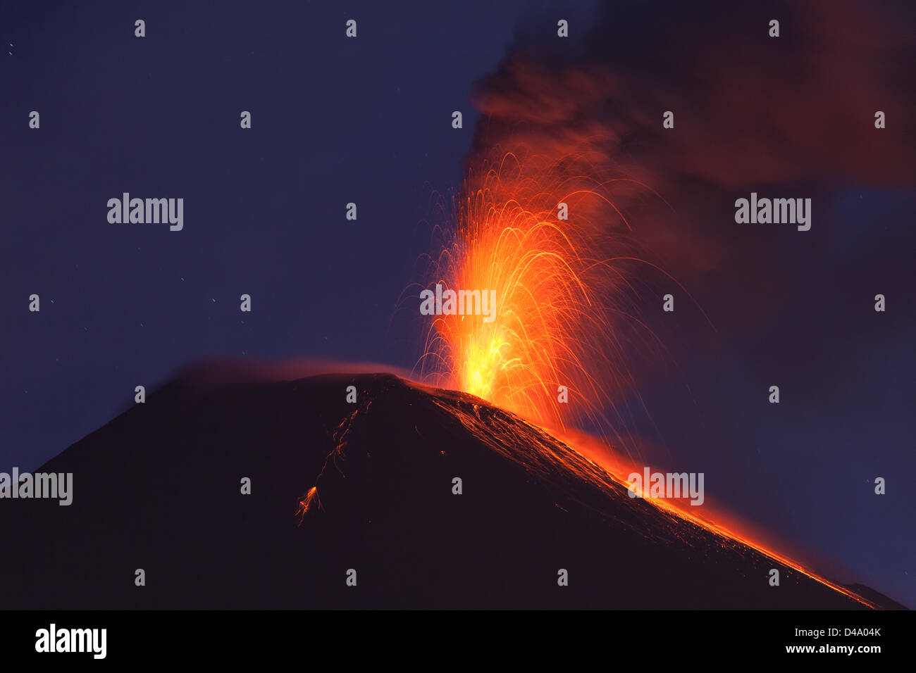 Vulcano Tungurahua eruttando Ecuador America del Sud Foto Stock